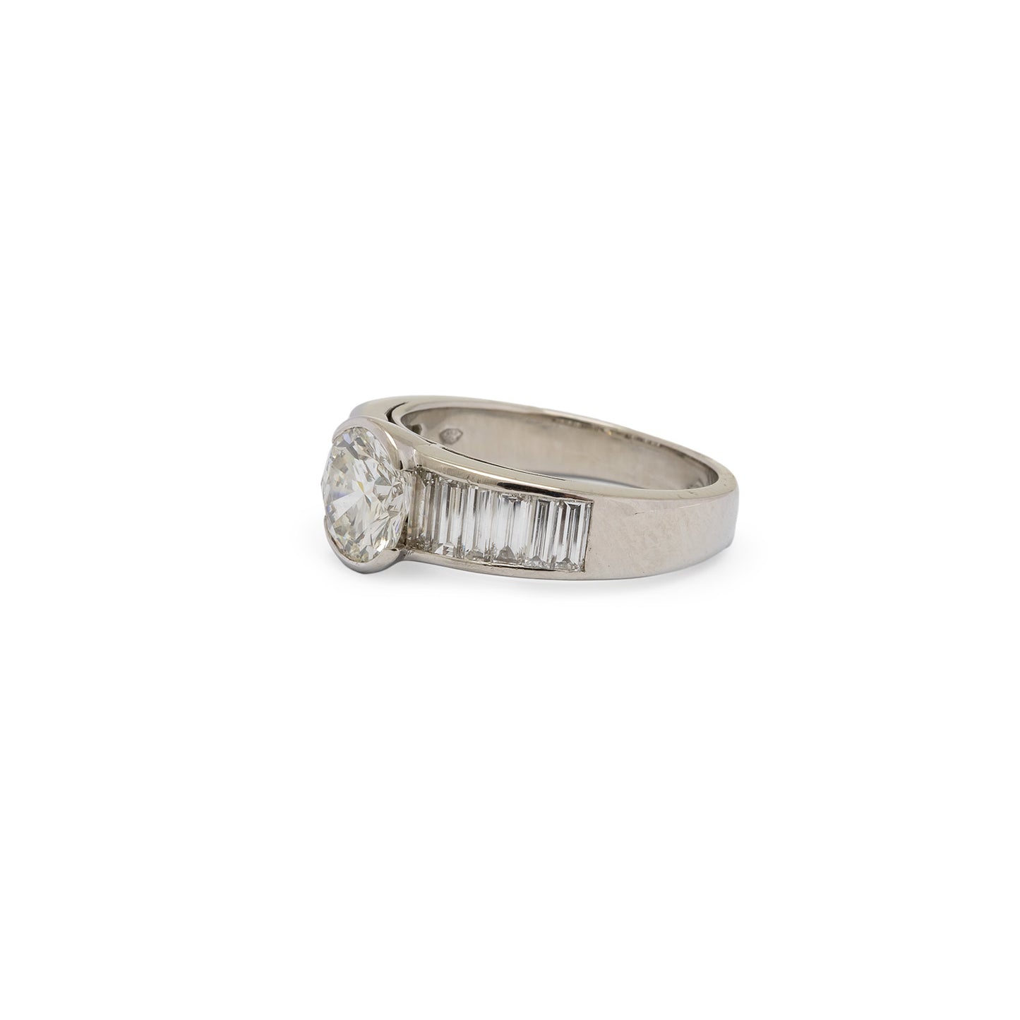  Platinschmuck: Eleganter Verlobungsring mit Brillant und Baguett-Schliff